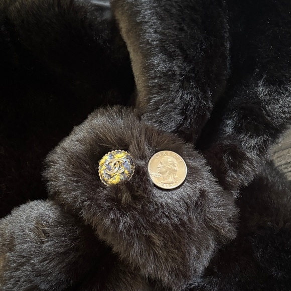 Chanel button upcycled faux fur scarf - Picture 3 of 5